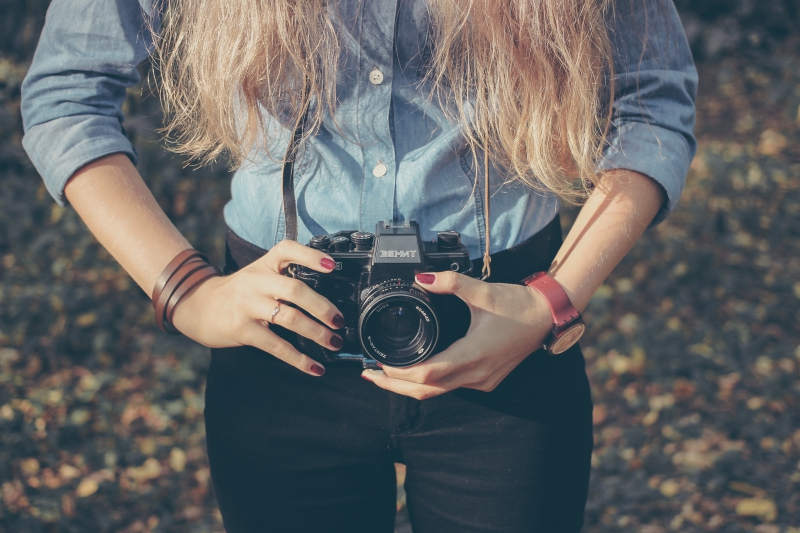 photographe-FORCALQUEIRET-min_hand-person-girl-woman-camera-photography-614-pxhere.com